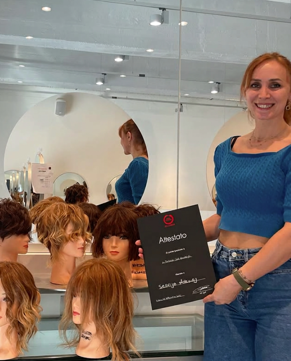 Parrucchiera con attestato dell'accademia nel salone